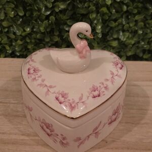 Boutique 9 Heart-Shaped Swan Jewelry Box in White and Pink